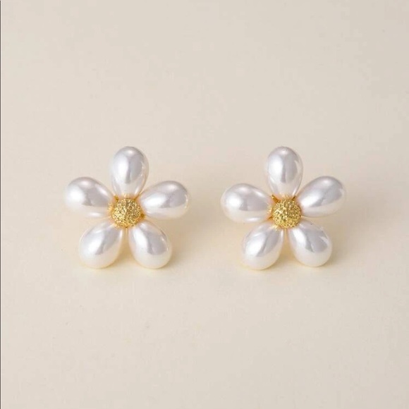 14k Gold Faux Pearl Flower Stud Earrings - Picture 3 of 11